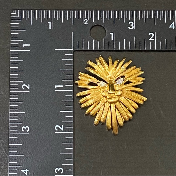 Vintage Unsigned ST JOHN Gold-tone Lion Head Brooch - Picture 6 of 8
